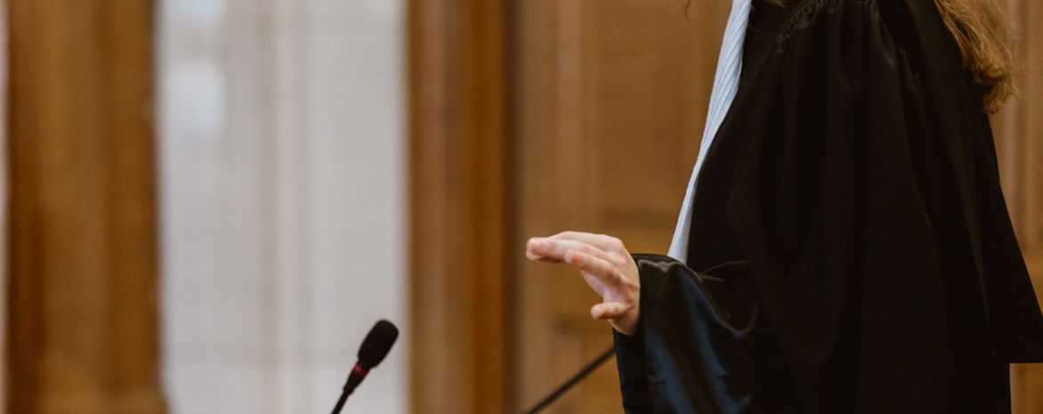 Etudiante plaidant au concours de plaidoirie Concours de plaidoirie