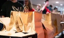 Distribution solidaire d'aide alimentaire pour les étudiants au centre Assas